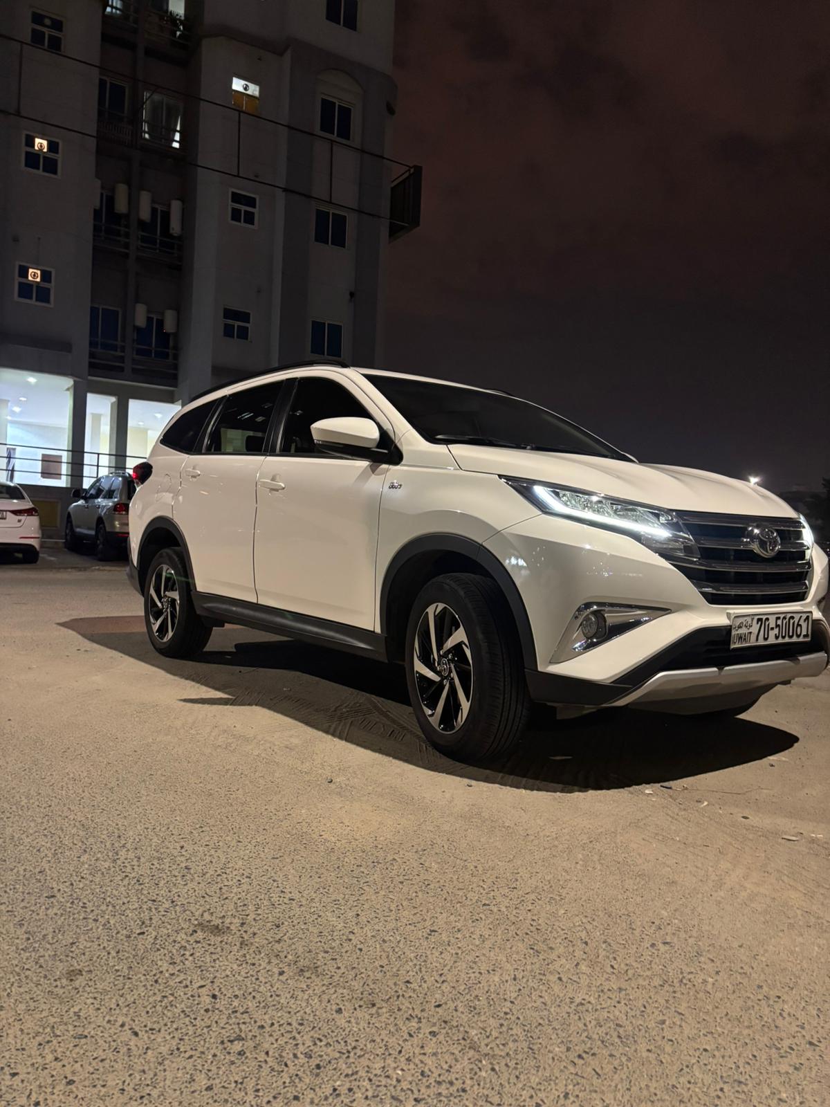 Taxi VIP - سيارة فاخرة أمام مطار الكويت